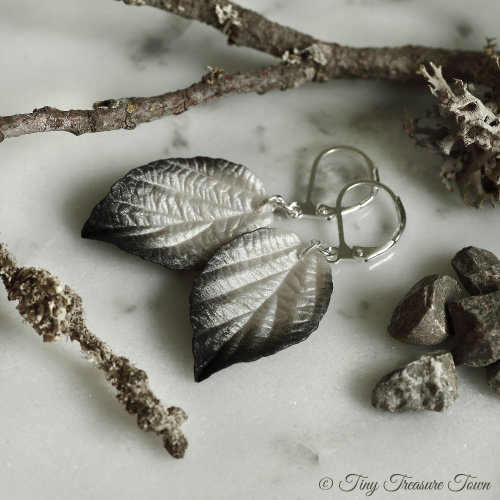 Handgemachte Ohrringe "Verzauberte Blätter" Naturweiß mit schwarzer Spitze und zartem Schimmer-31