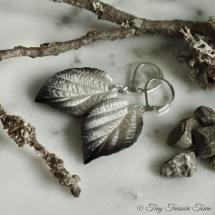 Handgemachte Ohrringe "Verzauberte Blätter" - Naturweiß mit schwarzer Spitze und zartem Schimmer