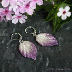 Handgemachte Ohrringe "Verzauberte Blätter" - Naturweiß mit lila Spitze und zartem Schimmer